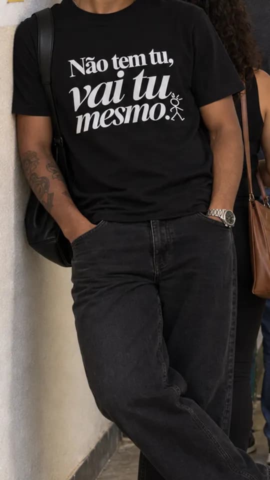 Camiseta Não tem tu, vai tu mesmo. vestida