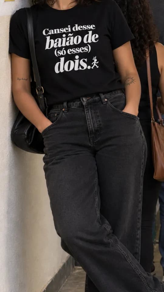 Camiseta Cansei desse baião de (só esses) dois. vestida