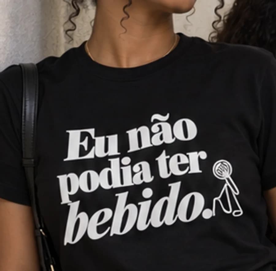Camiseta escura com a estampa: Eu não podia ter bebido.