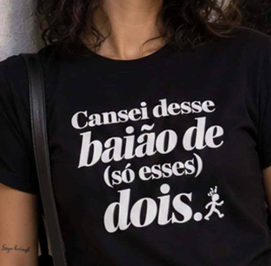 Camiseta escura com a estampa: Cansei desse baião de (só esses) dois.
