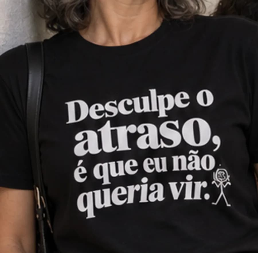 Camiseta escura com a estampa: Desculpe o atraso, é que eu não queria vir.