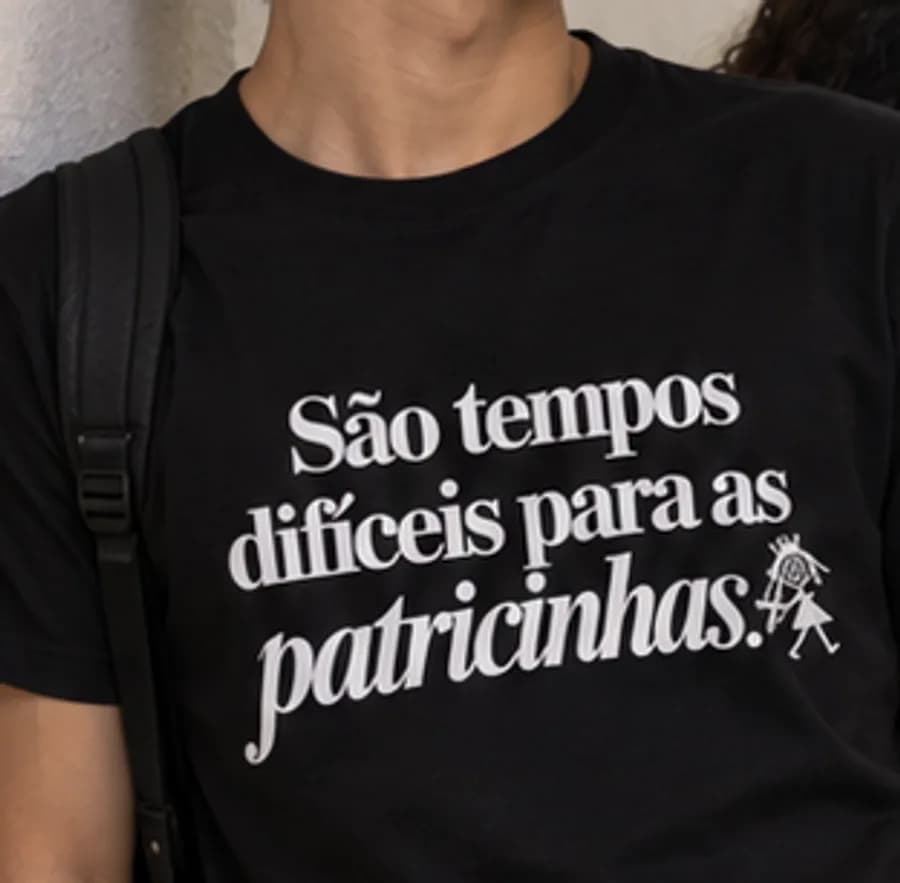 Camiseta escura com a estampa: São tempos difíceis para as patricinhas.